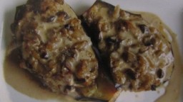 Recepta de cuina de Albergínies farcides de carn i bolets amb salsa de ceps